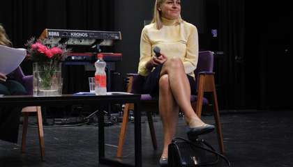 Ulkoministeri Valtonen istuu tuolissa auditorion lavalla.