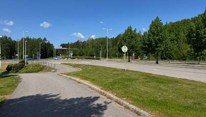  Picture of the planning area in its current state. In the foreground, the pavement on the south side of Höyrylaivantie and the road’s carriageway. In the background, the wooded planning area in its current state.