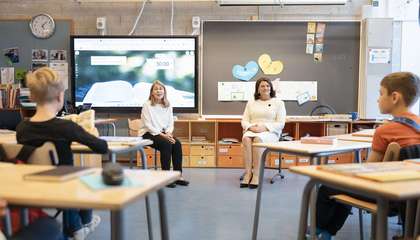 Koululaiset kertovat oman äidinkielen opetuksesta Liettuan presidentin puoliso Diana Nausėdienėlle ja oman äidinkielen opettajalle. 