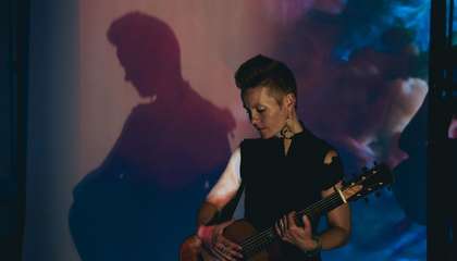 Désirée Saarela soittaa kitaraa.