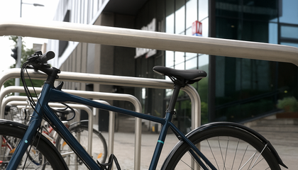 Pyörä runkolukittuna metroaseman edustalla