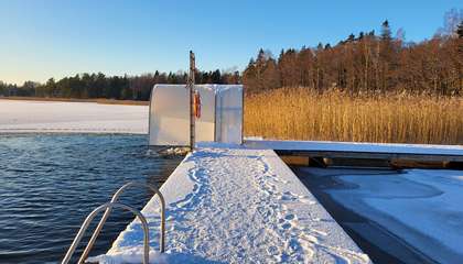 Kuvassa näkyy Hanikan talviuintipaikan laituri ja tuulisuoja.