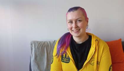 Puolivartalokuva Johannasta keltainen huppari yllään.