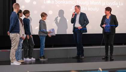 Kestävän tulevaisuuden rakentajat -kilpailun palkintogaalassa kaupunginjohtaja Kai Mykkänen ja kasvun ja oppimisen toimialajohtaja Merja Narvo-Akkola haastattelivat ja onnittelivat voittajia. Kuvassa 5.-6.luokkien sarjan voittajat Luka Sonkamo, Nuutti Marin ja Lyydia Lu Friisilän koulusta. 
