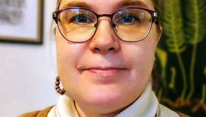 Silmälasipäinen henkilö lähikuvassa