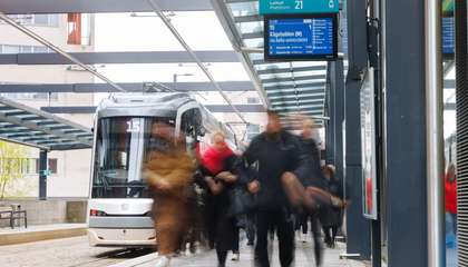 Ihmisiä poistumassa pikaratikasta Leppävaaran pysäkillä.