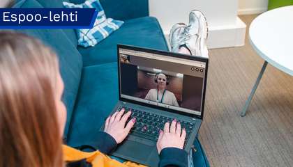 Ihminen istuu sohvalla ja käyttää kannettavaa tietokonetta, tietokoneen näytöllä Eveliina Bah.