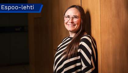 Marianne Sepponen katsoo kohti kameraa.