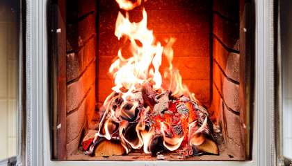 Palavia puita tulisijassa.